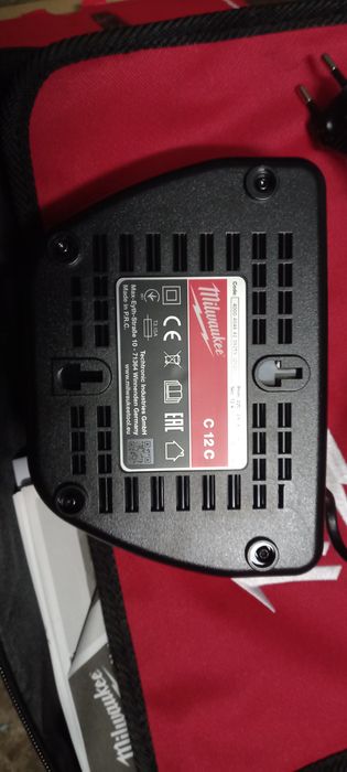 Зарядно устройство Milwaukee c12