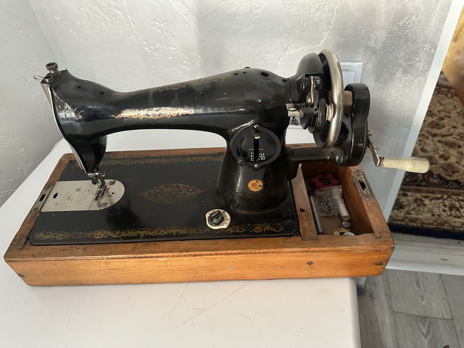 Продам швейную машинку