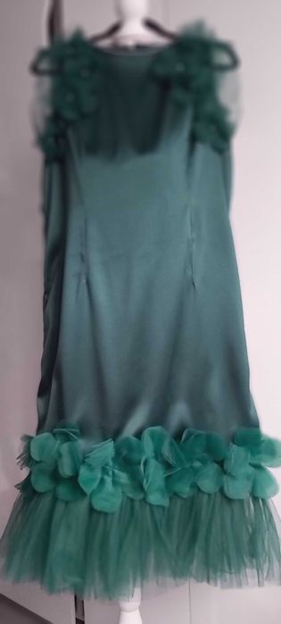 Vând rochii marimea M L XL și pe comandă.