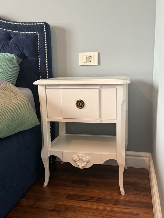 Set mobilier dormitor stil clasic alb – 2 noptiere + comodă