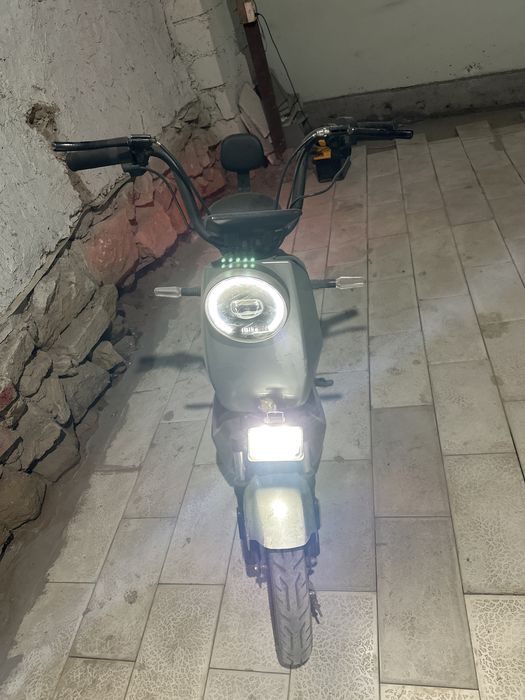 Електроний скутер харошим состайани