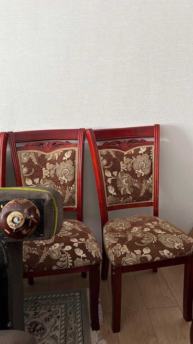 Деревянный стол и стулья