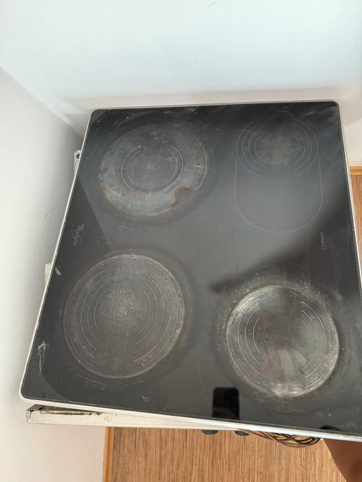Фурна за вграждане Whirlpool с плот с 4 котлона