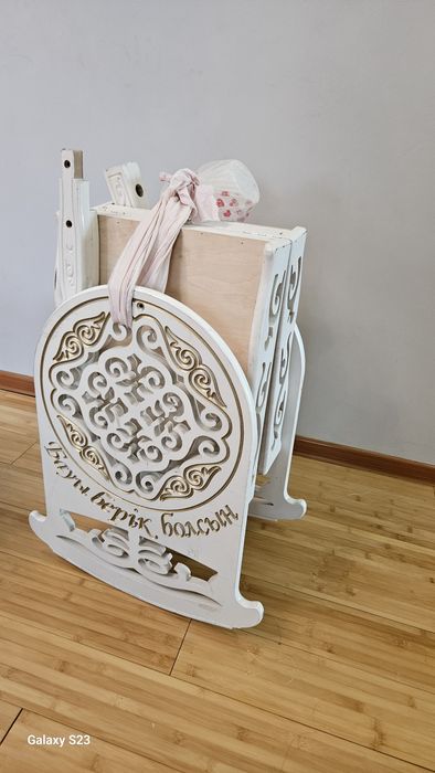 Бесік. Қолданбаған. Жиналатын бесік