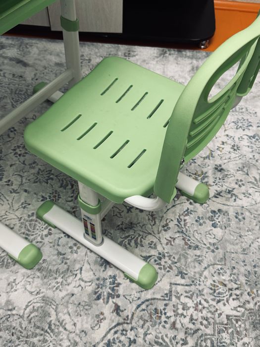 Детский стол и стулья
