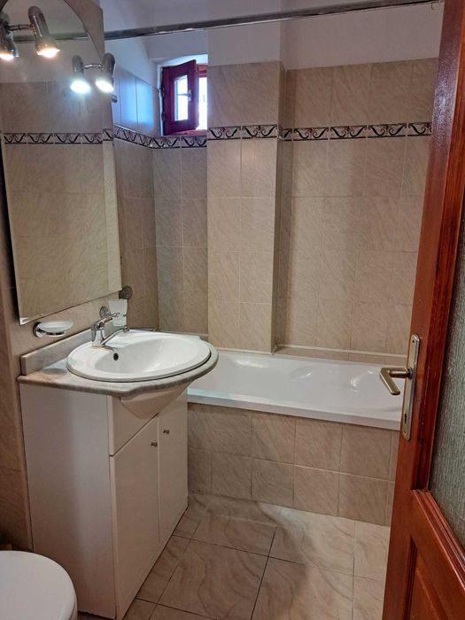 Apartament de inchiriat, 4 camere, ultra-central, bucatarie deschisa, centrala proprie noua