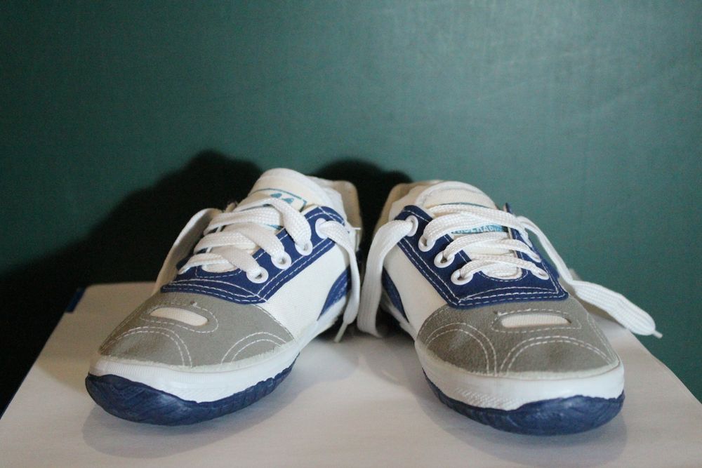 Спортивные кроссовки