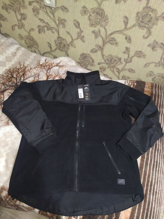 Продается ветровка на флисе XXL