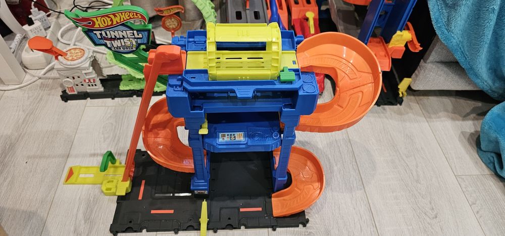 Hot wheels писти и колички