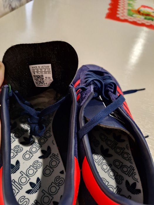 Adidași noi cu eticheta