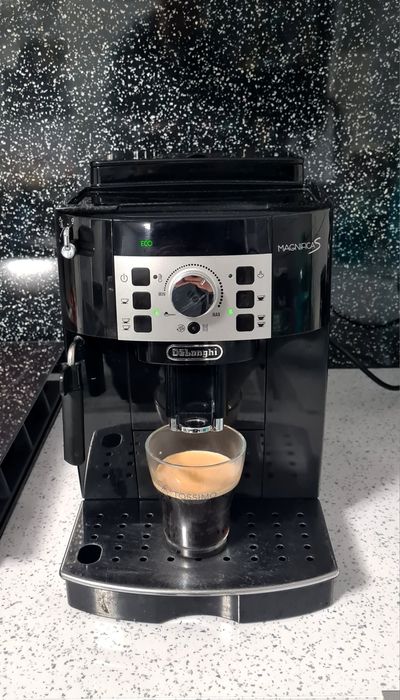 Espressor aparat cafea boabe Delonghi Magnifica S
