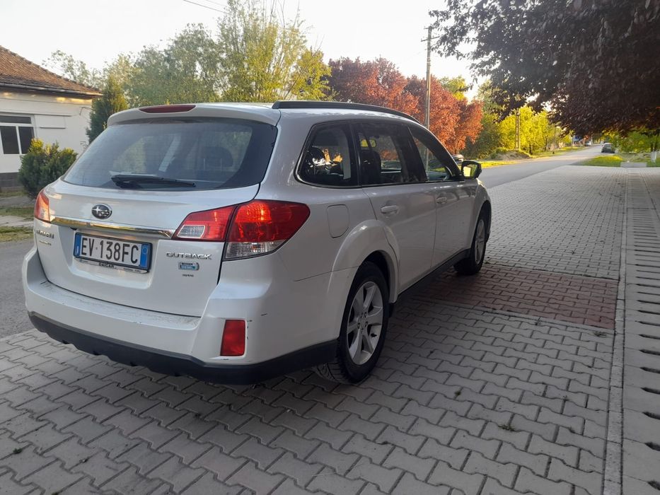 Vand subaru outbak 2015  2.0D cvt exclusive 150cp 265.000km cutie automata 6 trepte  motor cutie ok acte la zi