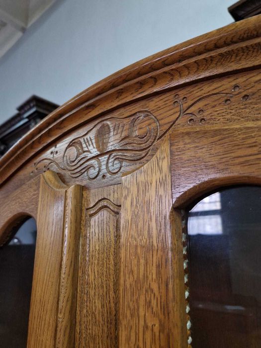 Дъбова витрина изработена във френският стил "ЛУИ XV"