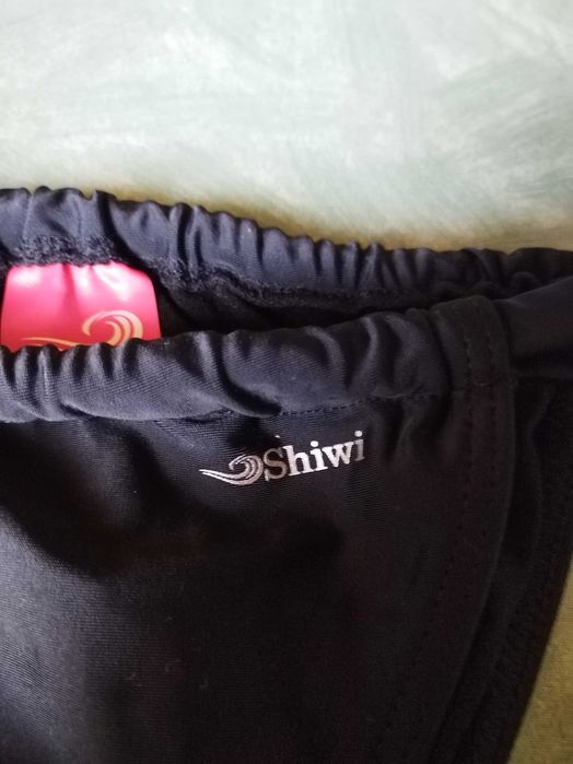Slip baie negru, care se poate strange de la: Sihwi. Marimea: EUR: 34!