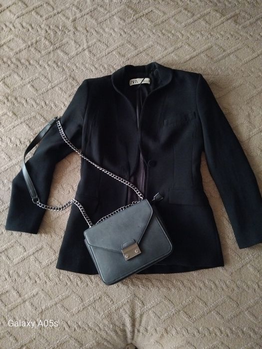 Елегантно черно дамско сако Зара