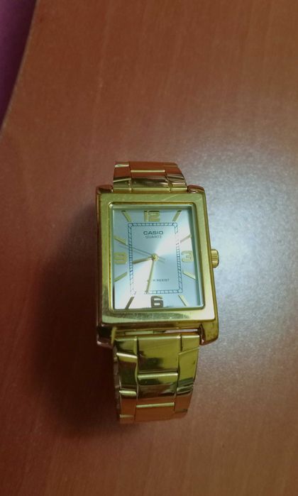Часовник Casio златист