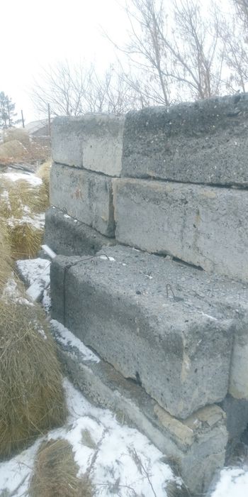 Продам плиты и блоки.