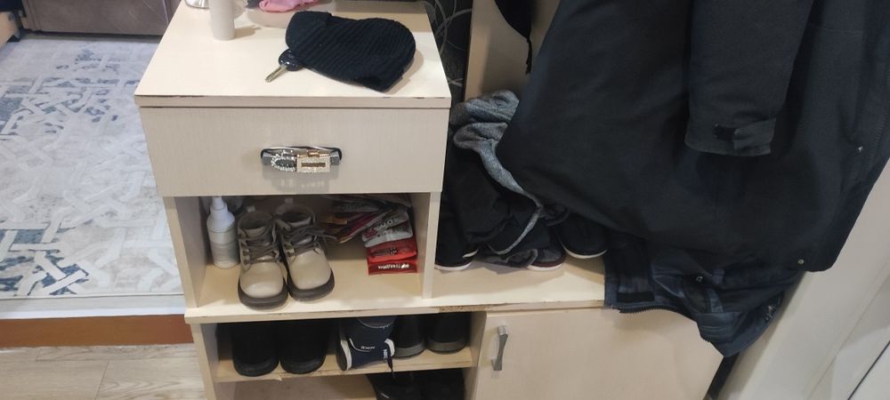 продам прихожую.