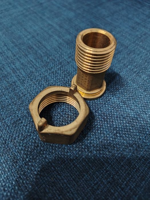 Накидная гайка из бронзы