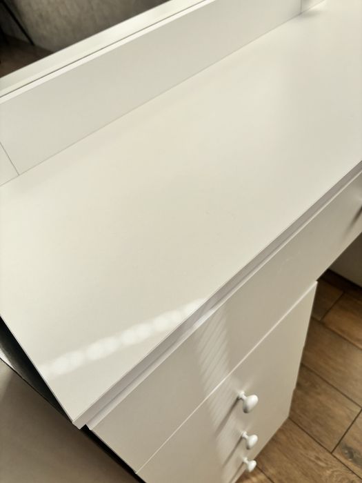 Визажный стол с зеркалом