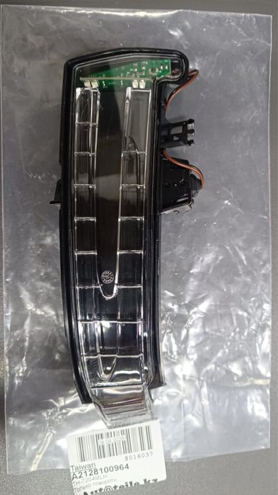 Левый поворотник (повторитель) на W212