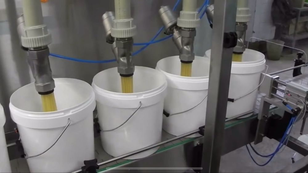 Линия за автоматично пълнене, затваряне на капак и поставяне на етикет