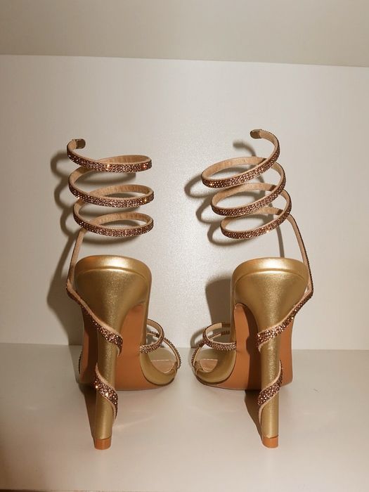 Налични сандали на висок ток 37,38,38,40 номер