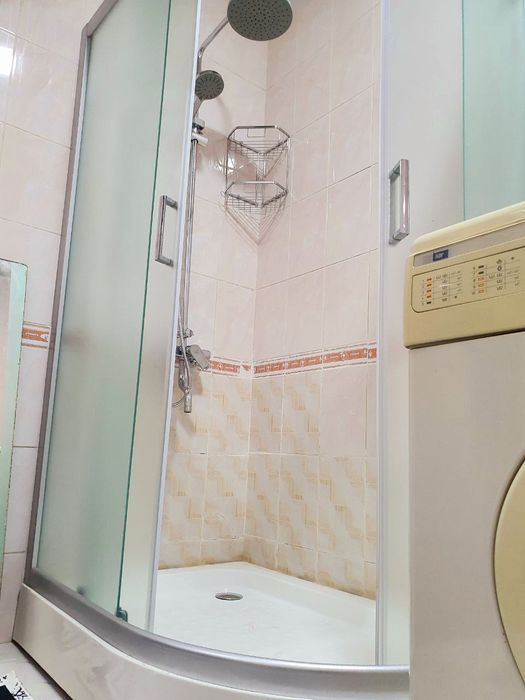 2-комнатная высокоп-ка. С ремонтом с мебелью техникой. Всё раздельный.