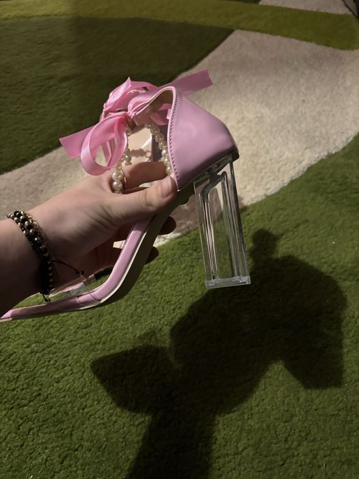 Vand pantofi nepurtati!