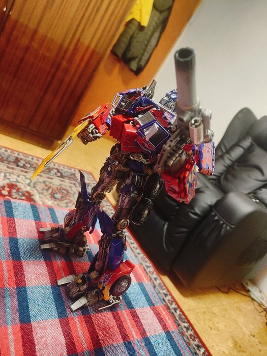 Black Apple Weijiang Optimus Prime figure