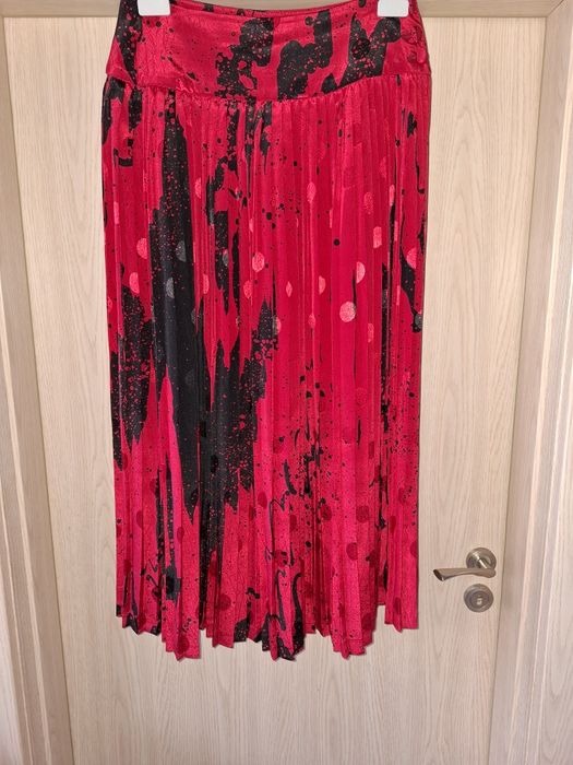 Дълга червена пола