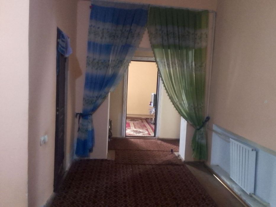 Коттедж сотилади. Угловой Жондор тумани марказида. 6 соток.