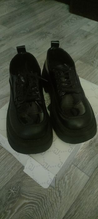 Продам полуботинки для девочки подростка