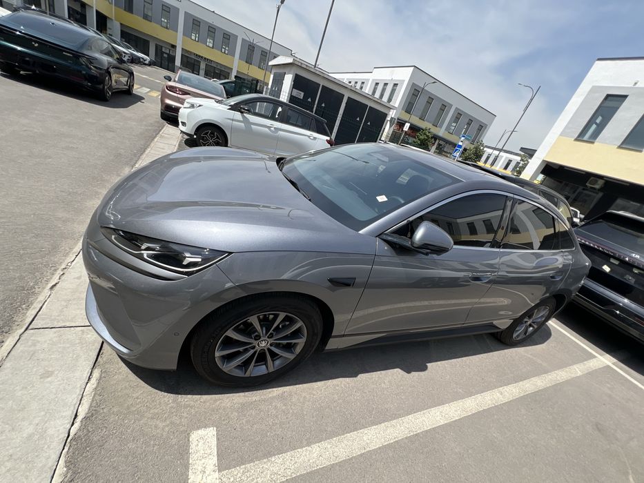 Byd Qin L mashinasi sotuvda