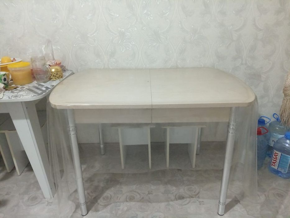 стол раздвижной с 4-мя табуретками