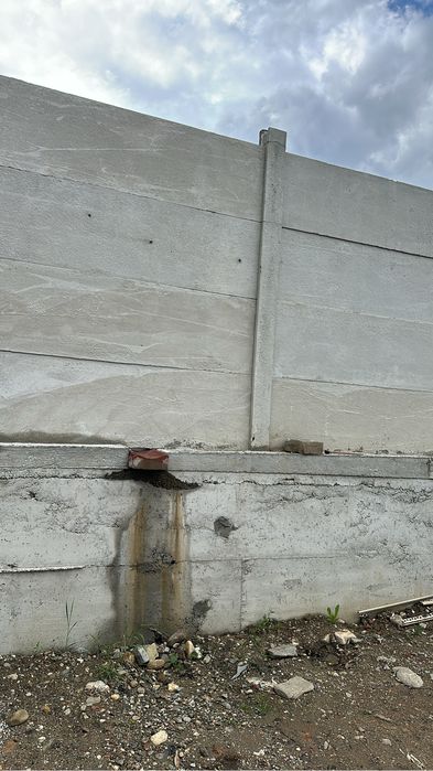 Vând/montez gard alcătuit din stâlpi/plăci de beton