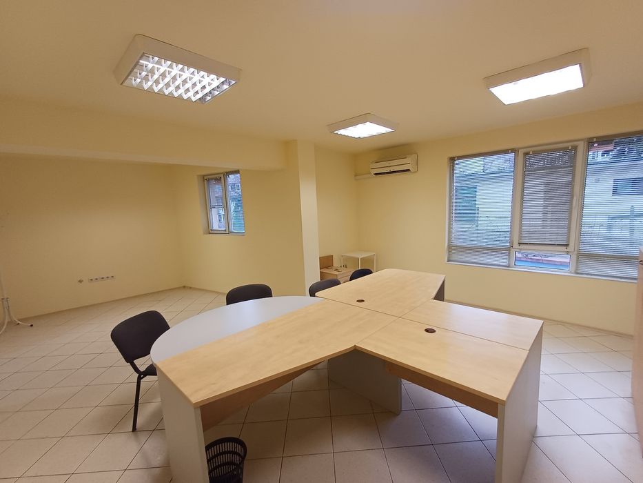 Дава се под наем Офис в Шумен, Център - 45 кв.м за 298.86 € - Снимка #2