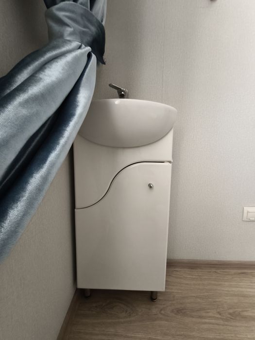 Продам маленькую тумбу с раковиной. Раковина с тумбой