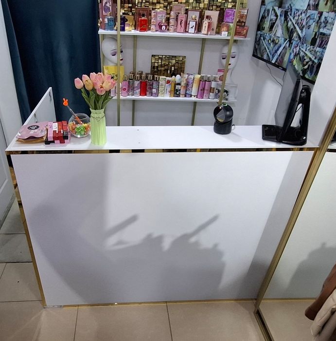 Reseption kassa stoli sotiladi