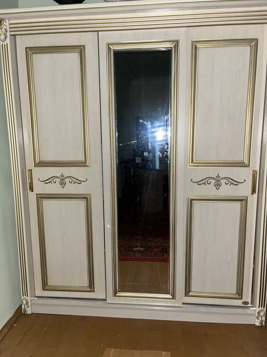 Shkaf sotiladi holati zor