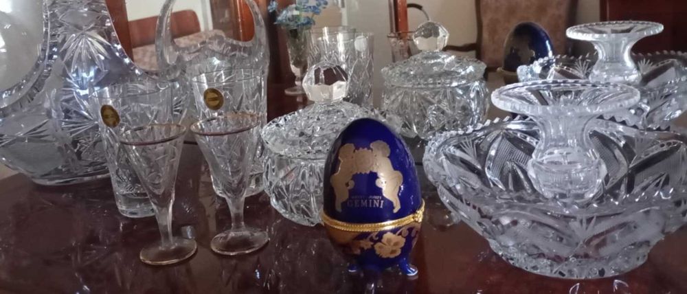 Cos de cristal si Tablou trandafiri portelan cu semnatura rama lemn