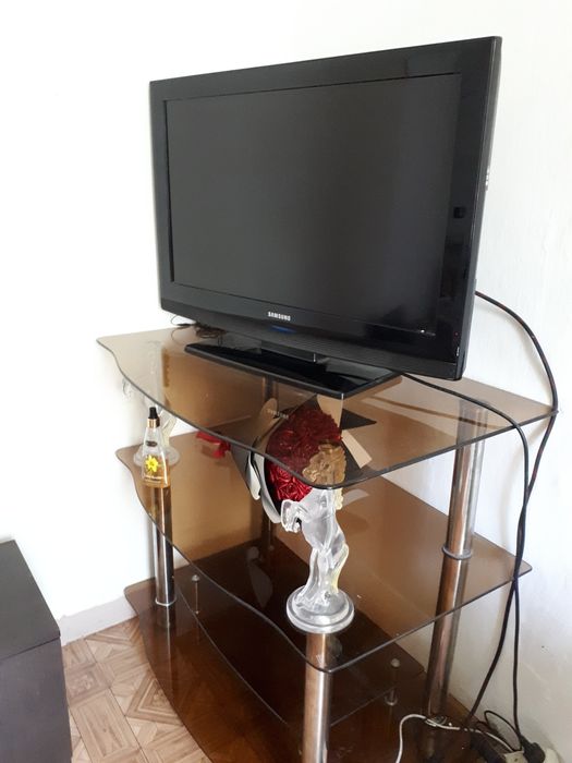 Продам стеклянный столик  под телевизор