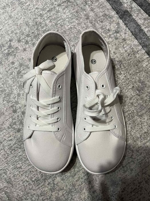 Нови бели гуменки с връзки-голям номер