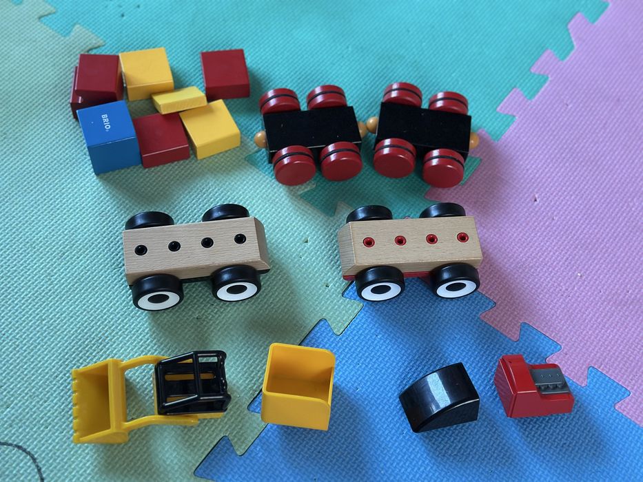 Tren lemn de stivuit Melissa & Doug si masinute Ikea, 18 luni+