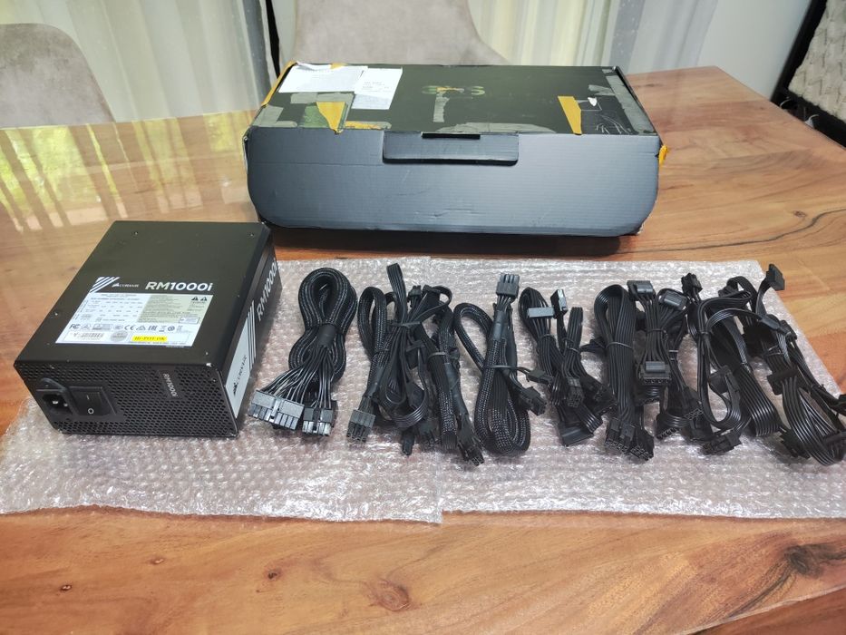 Продавам работещо захранване Corsair RM1000i - 80 PLUS Gold