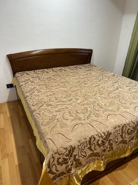 Кровать с матрасом, тумбой 180/200