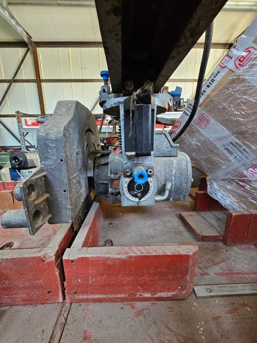 Fierastrau profesional cu brat radial si masa proprie