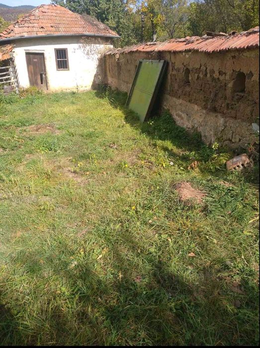 Продава се къща с двор  в град Годеч