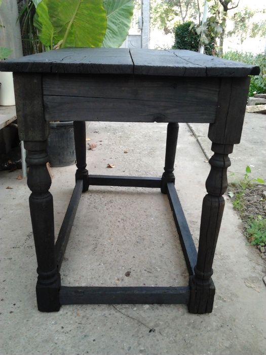 Стара маса  възрожденски стил на над 100години