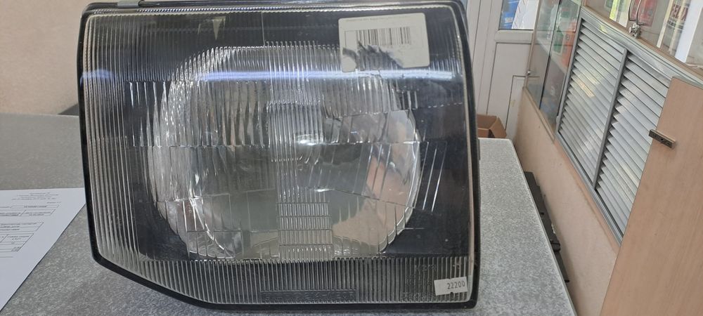 Фара передняя правая Mitsubishi Pajero 2
